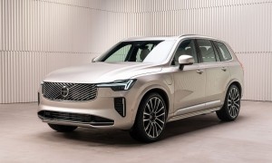 333142_New_Volvo_XC90_studio_still